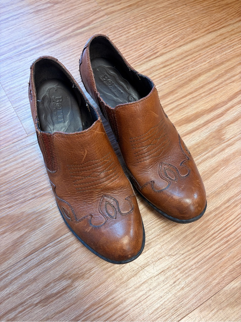 Vintage 90’s Born brown leather western style heeled ankle boots